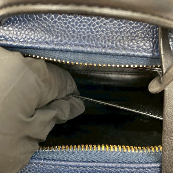 Pre-Loved Chanel Small Bicolor Caviar CC Filigree Vanity Case - Picture 4 of 9